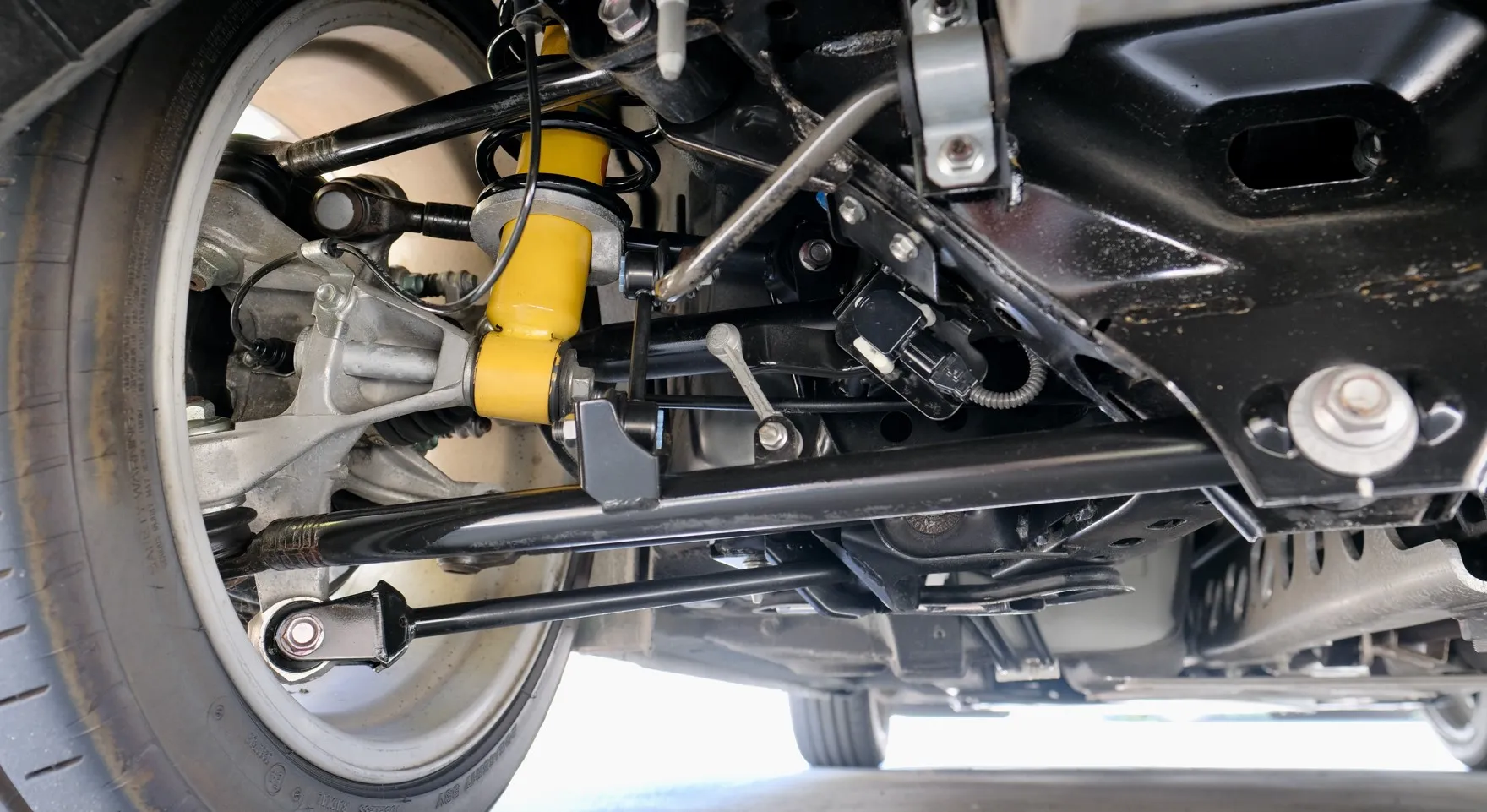 Amortisseurs et entretoises